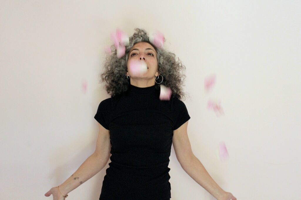 Simona con petali di rosa
