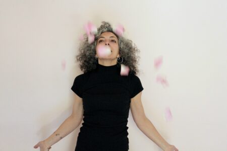 Simona con petali di rosa