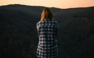 Donna sola che guarda un bel panorama al tramonto